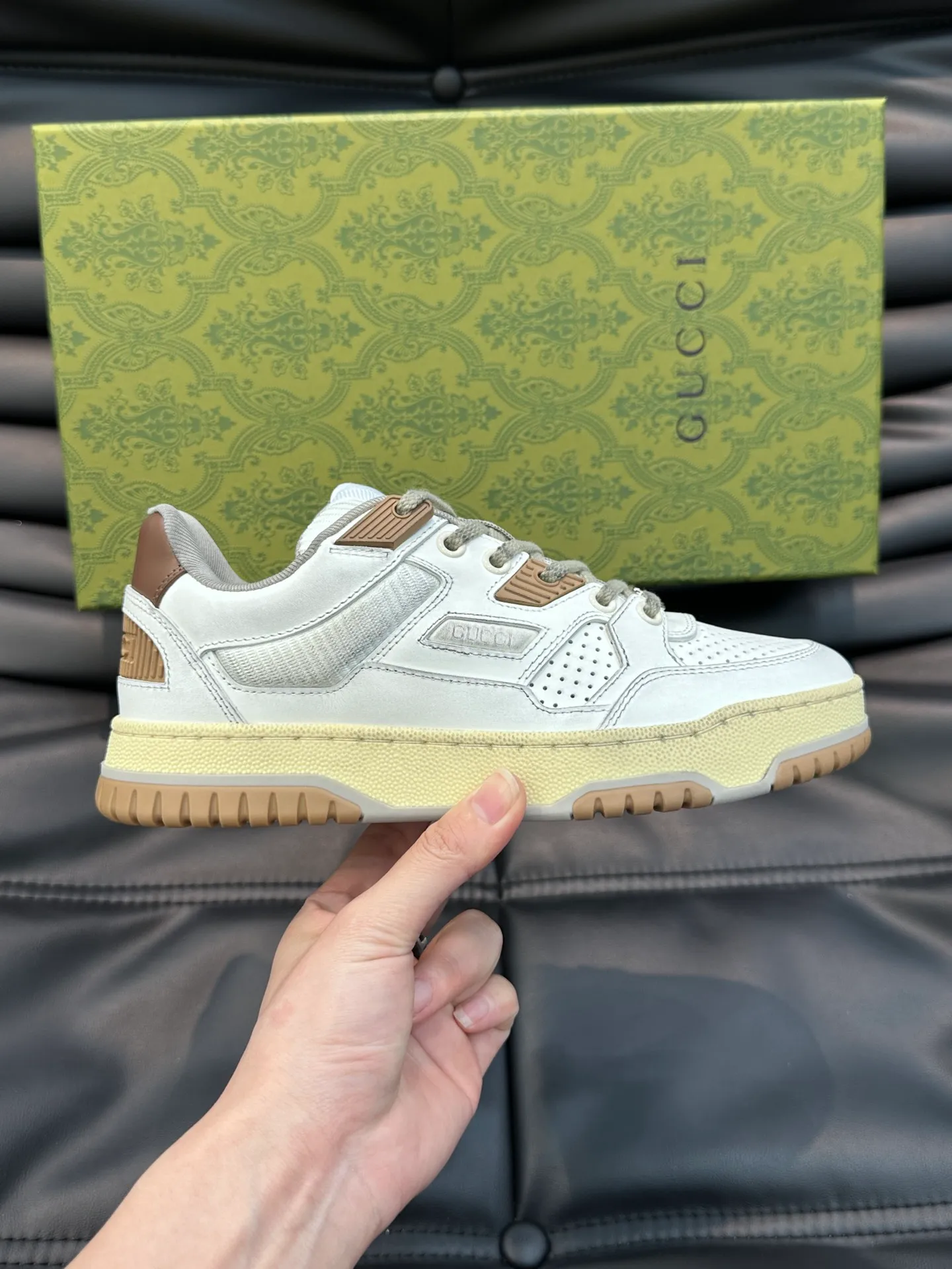 Men's Men's Shoes 💰p520 "GUCC*" Gucci's new couple's 👫 distressed effect sneakers. This low-top sneaker adopts a basketball-style silhouette design and cleverly incorporates hollow panels and distressed effects, showing its unique ingenuity. The ingenuity incorporates brand logo details such as interlocking Double G styling accessories and Gucci lettering, a low-key tribute to the brand's design heritage. A rubber non-slip outsole, inlays and embossed sole give the entire design a contemporary feel. Size: 35-45